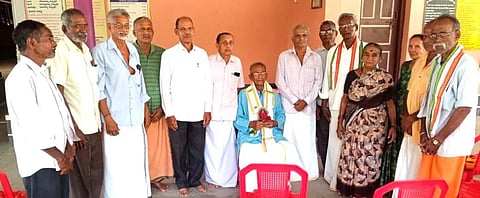ಮಾಸಿಕ ಸಭೆಯಲ್ಲಿ ಚಿತ್ರಪಾಡಿ ಉಪೇಂದ್ರ ಸೋಮಯಾಜಿ ಅವರನ್ನು ಅಭಿನಂದಿಸಲಾಯಿತು. ವೇದಿಕೆ ಅಧ್ಯಕ್ಷ ಹಂದಕುಂದ ಸೋಮಶೇಖರ ಶೆಟ್ಟಿ ಗಿಳಿಯಾರು ,ಗೌರವಾಧ್ಯಕ್ಷ ಕೆ.ರಾಜಾರಾಮ್ ಶೆಟ್ಟಿ ಸದಸ್ಯರಾದ ಕೃಷ್ಣಯ್ಯ ಆಚಾರ್, ಗಂಗಾಧರ ಐತಾಳ್ ಇದ್ದರು.