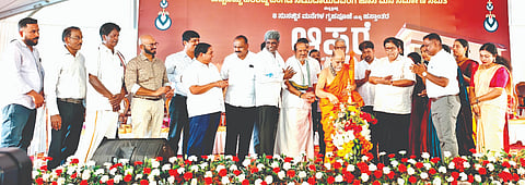 ಕೋಟತಟ್ಟು ಚಿಟ್ಟಿಬೆಟ್ಟಿನ ಕೊರಗ ಕಾಲನಿಯಲ್ಲಿ ಎಂಟು ಮನೆಗಳ ಲೋಕಾರ್ಪಣಾ ಸಮಾರಂಭವನ್ನು ಪುತ್ತಿಗೆ ಮಠಾಧೀಶ ಶ್ರೀ ಸುಗುಣೇಂದ್ರ ತೀರ್ಥ ಸ್ವಾಮೀಜಿ ಉದ್ಘಾಟಿಸಿದರು. ಕೋಟ ಶ್ರೀನಿವಾಸ ಪೂಜಾರಿ, ಸತೀಶ್ ಕುಂದರ್, ಕಿರಣ್ ಕುಮಾರ್ ಕೊಡ್ಗಿ, ನಾಡೋಜ ಡಾ.ಜಿ.ಶಂಕರ್ ಇತರರು ಇದ್ದರು.  