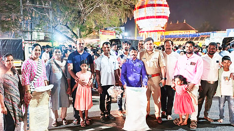 ಕೋಟದ ಹಿರೇಮಹಾಲಿಂಗೇಶ್ವರ ಜಾತ್ರೋತ್ಸವದಲ್ಲಿ ಪಂಚವರ್ಣ ಸಂಟನೆಯಿಂದ ಸ್ವಚ್ಛತಾ ಕಾರ್ಯ ಜರುಗಿತು. ಅಜಿತ್ ಆಚಾರ್, ಗಿರೀಶ್ ಆಚಾರ್, ಉಪಾಧ್ಯಕ್ಷ ಸಂತೋಷ್ ಪೂಜಾರಿ, ಕಾರ್ಯಾಧ್ಯಕ್ಷ ಶಶಿಧರ ತಿಂಗಳಾಯ ಮತ್ತಿತರರಿದ್ದರು.  