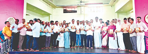 ಕೋಟದಲ್ಲಿ ನಡೆಯಲಿರುವ ಏಕಃಪವಿತ್ರ ನಾಗಮಂಡಲೋತ್ಸವ ಆಮಂತ್ರಣ ಪತ್ರಿಕೆಯನ್ನು ದೇಗುಲದ ಅಧ್ಯಕ್ಷ ಆನಂದ್ ಸಿ.ಕುಂದರ್ ಬಿಡುಗಡೆಗೊಳಿಸಿದರು. ರತನ್ ಐತಾಳ್, ಶಿವ ಪೂಜಾರಿ, ಸುಧಾ ಎ.ಪೂಜಾರಿ, ಗಣೇಶ್ ನೆಲ್ಲಿಬೆಟ್ಟು, ಸುಭಾಷ್ ಶೆಟ್ಟಿ ಗಿಳಿಯಾರು, ಜ್ಯೋತಿ ಡಿ.ಕಾಂಚನ್, ಸುಬ್ರಾಯ ಜೋಗಿ ಇದ್ದರು.