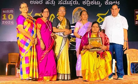 ಕೋಟ ಮಹಿಳಾಮಂಡಲ 61ನೇ ವರ್ಷದ ವಾರ್ಷಿಕೋತ್ಸವದಲ್ಲಿ ಮಹಿಳಾ ಮಂಡಲದ ಸದಸ್ಯೆ ಸುಶೀಲಾ ನಾಗೇಶ್ ಅವರಿಗೆ ಸಾಧಕ ಮಹಿಳಾ ಗೌರವ ನೀಡಲಾಯಿತು. ಆನಂದ್ ಸಿ.ಕುಂದರ್, ಸುಶೀಲಾ ಸೋಮಶೇಖರ್, ಭಾಗ್ಯ ವಾದಿರಾಜ್ ಮತ್ತಿತರರು ಇದ್ದರು.