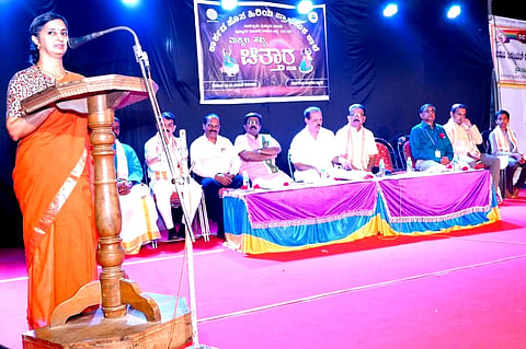  ಸಾಲಿಗ್ರಾಮ ಹೊಸ ಕಾರ್ಕಡದ ಹಿ.ಪ್ರಾ.ಶಾಲೆಯ ವಾರ್ಷಿಕೋತ್ಸವ ಚಿಣ್ಣರ ಹಬ್ಬ ಚಿತ್ತಾರ ಸಮಾರೋಪ ಸಮಾರಂಭದಲ್ಲಿ ಮಣಿಪಾಲ ಗ್ರೂಪ್ಸ್‌ನ ರೂಪಶ್ರೀ ಮಾತನಾಡಿದರು. ಧರ್ಮದರ್ಶಿ ಡಾ.ನಿ.ಬೀ.ವಿಜಯ ಬಲ್ಲಾಳ್ ಮೊದಲಾದವರಿದ್ದರು.