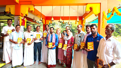  ಚೆಲ್ಲೆಮಕ್ಕಿ ನಾಗಬನದ ಪುನರ್ ನಿರ್ವಾಣ ಜೀರ್ಣೋದ್ಧಾರ, ವರ್ಧಂತ್ಯುತ್ಸವ 17ನೇ ವರ್ಷೋತ್ಸವದ ಆಮಂತ್ರಣ ಪತ್ರಿಕೆಯನ್ನು ಡಾ.ವಿದ್ವಾನ್ ವಿಜಯ್ ಮಂಜರ್ ಬಿಡುಗಡೆಗೊಳಿಸಿದರು. ಭವ್ಯ ವಿಜಯ ಮಂಜರ್, ಗಣೇಶ್ ಪೂಜಾರಿ ಪಾಂಡೇಶ್ವರ ಇತರರಿದ್ದರು.