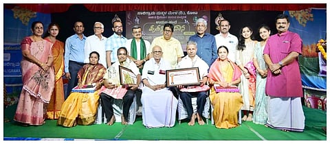 ಕೋಟದ ಪಟೇಲರ ಮನೆಯಂಗಣದಲ್ಲಿ ಆಯೋಜಿಸಿದ್ದ ಕಾರ್ಯಕ್ರಮದಲ್ಲಿ ಮೊಳಹಳ್ಳಿ ಕೃಷ್ಣ ಮೊಗವೀರರಿಗೆ ಉಡುಪ ಪ್ರಶಸ್ತಿ ಮತ್ತು ಆದರ್ಶ ಶಿಕ್ಷಕ ಮುರಳಿ ಕಡೆಕಾರ್ ಅವರಿಗೆ ಹಂದೆ ಪ್ರಶಸ್ತಿ ಪ್ರದಾನಿಸಲಾಯಿತು. ಕೆ.ಜಯಪ್ರಕಾಶ್ ಹೆಗ್ಡೆ, ಪ್ರದೀಪ ಶೆಟ್ಟಿ, ನಾಡೋಜ ಜಿ.ಶಂಕರ್, ಆನಂದ ಸಿ.ಕುಂದರ್, ಪ್ರದೀಪ ಕುವಾರ ಕಲ್ಕೂರ ಇದ್ದರು.
