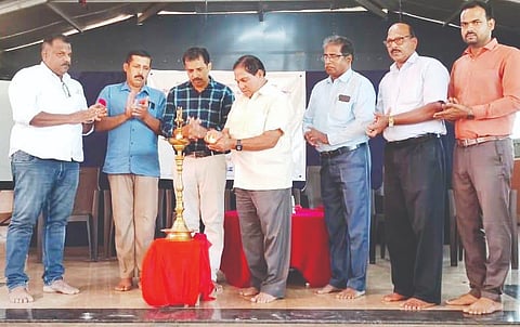  ಮಣೂರು ಪಡುಕರೆ ಸರ್ಕಾರಿ ಪದವಿ ಪೂರ್ವ ಕಾಲೇಜಿನಲ್ಲಿ ಪ್ರೇರಣಾ ಶಿಬಿರವನ್ನು ಗೀತಾನಂದ ಟ್ರಸ್ಟ್ ಪ್ರವರ್ತಕ ಆನಂದ ಸಿ.ಕುಂದರ್ ಉದ್ಘಾಟಿಸಿ ಮಾತಾನಾಡಿದರು. ರಮೇಶ್ ಕುಂದರ್, ಉದಯ ಗಾಂವ್ಕರ್, ಮಂಜುನಾಥ ಹೊಳ್ಳ ಉಪಸ್ಥಿತರಿದ್ದರು.    