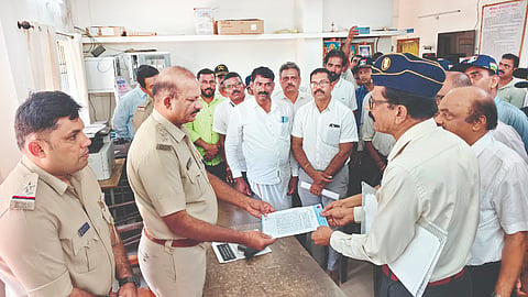 ಯೋಧ ಶ್ಯಾಮರಾಜ್‌ಗೆ ಅಗೌರವ ತೋರಿದ ಪ್ರಕರಣಕ್ಕೆ ಸಂಬಂಧಿಸಿ ಮಂಗಳವಾರ ಕೋಟ ಠಾಣೆಯಲ್ಲಿ ಸಭೆ ನಡೆಯಿತು. ಕೋಟ ಠಾಣೆ ಉಪನಿರೀಕ್ಷಕ ಪ್ರವೀಣ್ ಕುವಾರ್ ಆರ್., ಎಸ್‌ಐ ವಾಂತೇಶ್, ವಾಜಿ ಸೈನಿಕ ಕೇಶವ ಮಲ್ಪೆ ಮತ್ತಿತರರು ಇದ್ದರು.