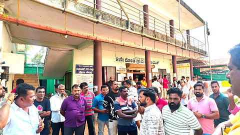 ಕೋಟ ಗ್ರಾಮ ಪಂಚಾಯಿತಿ ಆವರಣದಲ್ಲಿ ಜಮಾಯಿಸಿದ್ದ ವ್ಯಾಪಾರಿಗಳು, ಗ್ರಾಮಸ್ಥರು.