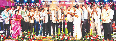ಚಿತ್ರಪಾಡಿಯ ಪಿಎಂಶ್ರೀ ಸರ್ಕಾರಿ ಹಿರಿಯ ಪ್ರಾಥಮಿಕ ಶಾಲಾ ಶತಮಾನೋತ್ಸವದಲ್ಲಿ ಪಿಎಂಶ್ರೀ ವಾಚನಾಲಯವನ್ನು ಕೋಟ ಶ್ರೀನಿವಾಸ ಪೂಜಾರಿ ಉದ್ಘಾಟಿಸಿದರು. ಕರ್ಣಾಟಕ ಬ್ಯಾಂಕ್ ಮಾಜಿ ಎಂಡಿ ಮಹಾಬಲೇಶ್ವರ ಎಂ.ಎಸ್, ಶಾಸಕ ಕಿರಣ್ ಕುಮಾರ್ ಕೊಡ್ಗಿ, ಕೆ.ಅನಂತಪದ್ಮನಾಭ ಐತಾಳ್ ಇತರರು ಇದ್ದರು.
