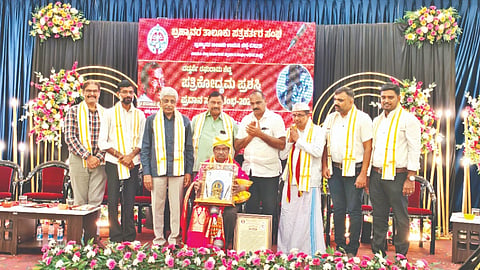 ಹಿರಿಯ ಪತ್ರಕರ್ತ ಚಿದಂಬರ ಬೈಕಂಪಾಡಿ ಅವರಿಗೆ ವಡ್ಡರ್ಸೆ ರಘುರಾಮ ಶೆಟ್ಟಿ ಪತ್ರಿಕೋದ್ಯಮ ಪ್ರಶಸ್ತಿ ನೀಡಿ ಗೌರವಿಸಲಾಯಿತು.