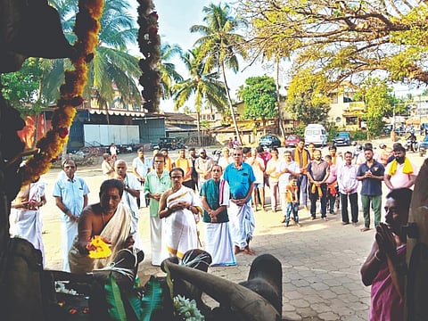 ಶ್ರೀ ಕ್ಷೇತ್ರ ಸಾಲಿಗ್ರಾಮದಲ್ಲಿ ರಥಕ್ಕೆ ಪೂಜೆ ಸಲ್ಲಿಸುವ ಮೂಲಕ ಶುಕ್ರವಾರ ರಥಾರಂಭ ಕಾರ್ಯಕ್ಕೆ ದೇಗುಲದ ಅಧ್ಯಕ್ಷ ಡಾ.ಕೆ.ಎಸ್. ಕಾರಂತ ಚಾಲನೆ ನೀಡಿದರು. ಲಕ್ಷ್ಮೀನಾರಾಯಣ ತಂಗ, ಸತೀಶ ಹಂದೆ, ಮಹಾಬಲ ಹೇರ್ಳೆ ಮೊದಲಾದವರು ಇದ್ದರು.