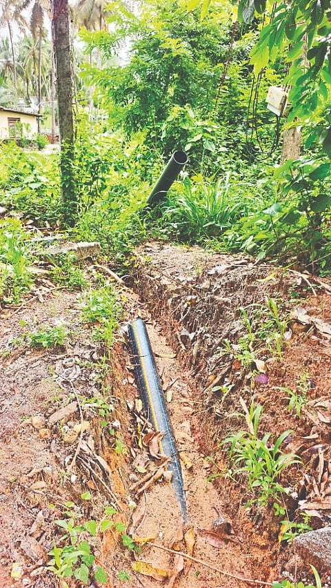 ಬಾಯ್ತೆರೆದುಕೊಂಡಿರುವ ವಾರಾಹಿ ಪೈಪ್‌ಲೈನ್.