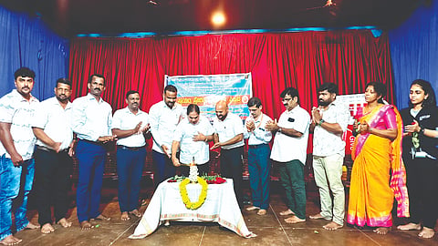  ಕೋಟದಲ್ಲಿ ರಕ್ತದಾನ ಶಿಬಿರವನ್ನು ಗೀತಾನಂದ ಫೌಂಡೇಶನ್ ಪ್ರವರ್ತಕ ಆನಂದ್ ಸಿ.ಕುಂದರ್ ಉದ್ಘಾಟಿಸಿದರು. ಪ್ರಮುಖರಾದ ರವೀಶ್ ಶ್ರೀಯಾನ್, ರಂಜಿತ್ ಕುಮಾರ್, ಶಿವರಾಮ್ ಕೆ.ಎಂ. ಇದ್ದರು.  