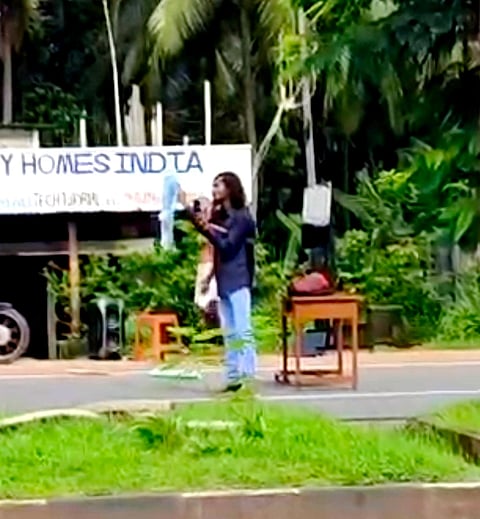 ಬೆಲ್ಲದ ಗಣಪತಿ ದೇವಸ್ಥಾನದ ಎದುರು ರಂಜಿತ್​ ಸೋಮಯಾಜಿ ಕತ್ತಿ ಝಳಪಿಸುತ್ತಿರುವುದು.