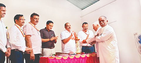 ವಡ್ಡರ್ಸೆ ಗ್ರಾಪಂ ಜನಸಂಪರ್ಕ ಸಭೆಯಲ್ಲಿ ಪಂಚಾಯಿತಿ ವಾಜಿ ಸದಸ್ಯ ಕೋಟಿ ಪೂಜಾರಿ ಅವರು ಶಾಸಕ ಕಿರಣ್ ಕೊಡ್ಗಿ ಅವರಿಗೆ ಮನವಿ ಸಲ್ಲಿಸಿದರು. ಪ್ರಮುಖರಾದ ಶ್ರೀಕಾಂತ್ ಹೆಗಡೆ, ರಾಮದಾಸ್, ಸುರೇಶ್ ಬಂಗೇರ ಇದ್ದರು.  