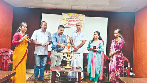  ಕೋಟತಟ್ಟು ಕಲ್ಮಾಡಿ ಅಂಗನವಾಡಿ ಕೇಂದ್ರದ ಎಲ್‌ಕೆಜಿ, ಯುಕೆಜಿ ಉದ್ಘಾಟನಾ ಕಾರ್ಯಕ್ರಮದಲ್ಲಿ ಕೋಟತಟ್ಟು ಪಿಡಿಒ ರವೀಂದ್ರ ರಾವ್ ದೀಪ ಬೆಳಗಿಸಿದರು. ಪ್ರಮುಖರಾದ ಶೇವಧಿ ಸುರೇಶ್ ಗಾಣಿಗ, ಎಂ.ಸುಬ್ರಾಯ ಆಚಾರ್ಯ, ಸುಮತಿ ಅಂಚನ್ ಇದ್ದರು.