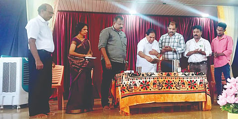  ಮಣೂರು ಪಡುಕರೆ ಸರ್ಕಾರಿ ಪ್ರೌಢಶಾಲೆ ಮತ್ತು ಪ್ರಾಥಮಿಕ ಶಾಲೆ ಪಾಲಕರ ಮಹಾಸಭೆಯನ್ನು ಗೀತಾನಂದ ಪೌಂಡೇಶನ್ ಪ್ರವರ್ತಕ ಆನಂದ್ ಸಿ.ಕುಂದರ್ ಉದ್ಘಾಟಿಸಿದರು. ಪ್ರಮುಖರಾದ ನಾಗರಾಜ್, ರಮೇಶ್ ಕುಂದರ್, ವಿನಯ್, ವಿಜಯ ಇದ್ದರು.  