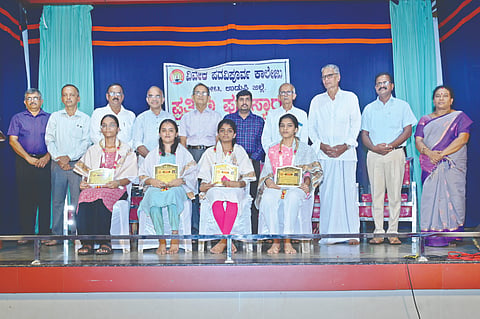  ದ್ವಿತೀಯ ಪಿಯುಸಿ ಪರೀಕ್ಷೆಯಲ್ಲಿ ಸಾಧನೆ ಮಾಡಿದ ಕೋಟ ವಿವೇಕ ವಿದ್ಯಾಸಂಸ್ಥೆಯ ವಿದ್ಯಾರ್ಥಿಗಳನ್ನು ಪುರಸ್ಕರಿಸಲಾಯಿತು. ಪ್ರಮುಖರಾದ ಪಿ.ಭಾಸ್ಕರ ಹಂದೆ, ಶ್ರೀಪತಿ ಹೇರ್ಳೆ, ಜಗದೀಶ ನಾವಡ ಮತ್ತಿತರರಿದ್ದರು.