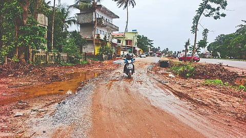  ಸಾಲಿಗ್ರಾಮ ಪಟ್ಟಣ ಪಂಚಾಯಿತಿ ವ್ಯಾಪ್ತಿಯಲ್ಲಿ ನಿರ್ಮಾಣ ಹಂತದ ಸರ್ವೀಸ್ ರಸ್ತೆ ಹೊಂಡಗಳಿಂದ ಕೂಡಿರುವುದು.