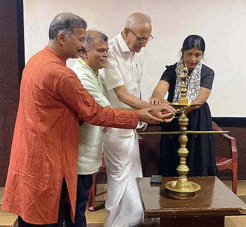  ಎಐ ತರಬೇತಿ ಕಾರ್ಯಾಗಾರವನ್ನು ಸಾಂಸ್ಕೃತಿಕ ಚಿಂತಕ ಇಬ್ರಾಹಿಂ ಸಾಹೇಬ್ ಉದ್ಘಾಟಿಸಿದರು. ಪ್ರಮುಖರಾದ ಮನೋಜ್ ಕಡಬ, ವೀಣಾ ಸುರೇಶ್, ನರೇಂದ್ರ ಕುಮಾರ್ ಕೋಟ ಇದ್ದರು.  