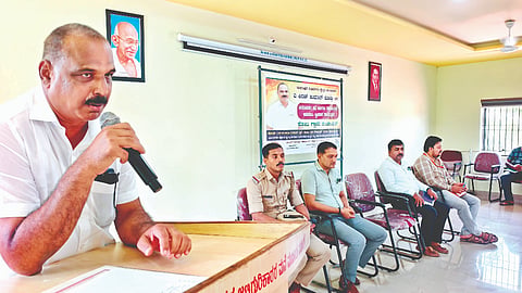  ಕೋಟ ಗ್ರಾಮ ಪಂಚಾಯಿತಿ ಸಭಾಂಗಣದಲ್ಲಿ ಗುರುವಾರ ನಡೆದ ಜನಸಂಪರ್ಕ ಸಭೆಯಲ್ಲಿ ಕುಂದಾಪುರ ಶಾಸಕ ಕಿರಣ್ ಕುಮಾರ್ ಕೊಡ್ಗಿ ವಾತನಾಡಿದರು. ಪ್ರಮುಖರಾದ ಶ್ರೀಕಾಂತ್ ಎಸ್.ಹೆಗ್ಡೆ, ಪ್ರತಾಪಶ್ಚಂದ್ರ ಶೆಟ್ಟಿ, ಮಹಂತೇಶ್ ಇದ್ದರು.