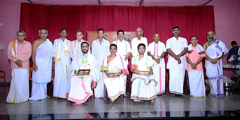 ಸಾಲಿಗ್ರಾಮ ಶ್ರೀ ಗುರುನರಸಿಂಹ ದೇವಸ್ಥಾನದ ಜ್ಞಾನಮಂದಿರದಲ್ಲಿ ವಸಂತ ವೇದ ಶಿಬಿರದ ಸಮಾರೋಪ ಜರುಗಿತು. ಪ್ರಮುಖರಾದ ಪ್ರಕಾಶ ಕಾರಂತ, ಎ.ಜಗದೀಶ ಕಾರಂತ, ರಘುನಾಥ ಸೋಮಯಾಜಿ ಮೊದಲಾದವರಿದ್ದರು.