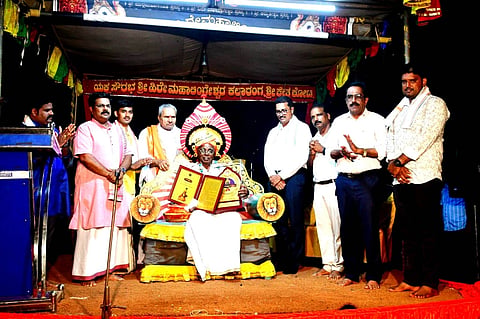 ಕೋಟದ ಯಕ್ಷಸೌರಭ ಶ್ರೀ ಹಿರೇ ಮಹಾಲಿಂಗೇಶ್ವರ ಕಲಾರಂಗ ವಾರ್ಷಿಕೋತ್ಸವದಲ್ಲಿ ಹಿರಿಯ ಯಕ್ಷಗಾನ ಕಲಾವಿದ ಬೇಲ್ತೂರು ರಮೇಶ್​ ನಾಯ್ಕ್​ ಅವರಿಗೆ ಯಕ್ಷಸೌರಭ ಪ್ರಶಸ್ತಿ ನೀಡಿ ಸನ್ಮಾನಿಸಲಾಯಿತು. ಪ್ರಮುಖರಾದ ಟಿ.ಮಂಜುನಾಥ ಗಿಳಿಯಾರು, ರಾವೇಂದ್ರ ಕಾಂಚನ್​, ರಾಜೇಶ್​ ಗಾಣಿಗ ಅಚ್ಲಾಡಿ ಇದ್ದರು.