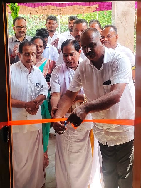 ಗಿಳಿಯಾರು ಹೊನ್ನಾರಿ ಬೊಬ್ಬರ್ಯ ದೈವಸ್ಥಾನ ಸಮೀಪದ ನಿವಾಸಿ ವೀರು ಪೂಜಾರಿ ಕುಟುಂಬಕ್ಕೆ ಮನೆ ಹಸ್ತಾಂತರಿಸಲಾಯಿತು. ಪ್ರಮುಖರಾದ ಕಿರಣ್​ ಕುಮಾರ್​ ಕೊಡ್ಗಿ, ಆನಂದ ಸಿ.ಕುಂದರ್​, ವಸಂತ ಗಿಳಿಯಾರು ಮೊದಲಾದವರಿದ್ದರು.