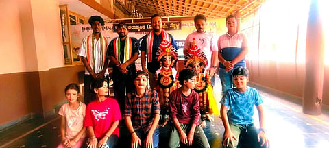 ತೆಕ್ಕಟ್ಟೆ ಹಯಗ್ರೀವದಲ್ಲಿ ರಜಾರಂಗು- ವಿಶೇಷ ಕಾರ್ಯಾಗಾರ ಹಾಗೂ ಮುಖವರ್ಣಿಕೆ ಶಿಬಿರದಲ್ಲಿ ತೆಕ್ಕಟ್ಟೆ ಪಿಡಿಒ ಸಂತೋಷ್​ ಕುಮಾರ್​ ಮಾತನಾಡಿದರು. ಪ್ರಮುಖರಾದ ರೋಹಿತ್​ ತೀರ್ಥಹಳ್ಳಿ, ರಾಹುಲ್​ ಕೋಟ, ಸುಬ್ರಹ್ಮಣ್ಯ ವೈದ್ಯ ಮೊದಲಾದವರಿದ್ದರು.