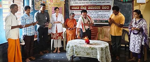 ಕಣ್ಣಿನ ತಪಾಸಣಾ ಉಚಿತ ಶಿಬಿರವನ್ನು ಮನೋರೋಗ ತಜ್ಞ ಡಾ.ಕೆ.ಎಸ್ ಕಾರಂತ್ ಉದ್ಘಾಟಿಸಿದರು. ಪ್ರಮುಖರಾದ ನಾಗರತ್ನಾ, ರಾಮ ಖಾರ್ವಿ, ಗಿರಿಜಾ ಪೂಜಾರ್ತಿ ಮತ್ತಿತರರಿದ್ದರು.