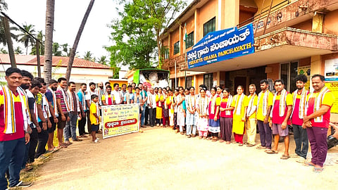 ಸ್ವಚ್ಛತಾ ಅಭಿಯಾನಕ್ಕೆ ತೆಕ್ಕಟ್ಟೆ ಪಿಡಿಒ ಸಂತೋಷ್ ಕುಮಾರ್ ಚಾಲನೆ ನೀಡಿದರು. ಪ್ರಮುಖರಾದ ಶೋಭಾ ಶೆಟ್ಟಿ, ವಿಜಯ ಭಂಢಾರಿ, ರವಿ ಶೆಟ್ಟಿ ಮೊದಲಾದವರಿದ್ದರು.