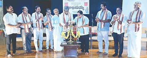  ಕೋಟ ಡಾ.ಕಾರಂತ ಥೀಂ ಪಾರ್ಕ್‌ನಲ್ಲಿ ಉಚಿತ ಯಕ್ಷಗಾನ ತರಬೇತಿ ಕೇಂದ್ರದ ವಿದ್ಯಾಥಿಗಳ ವಾರ್ಷಿಕೋತ್ಸವವನ್ನು ಸಂಸದ ಕೋಟ ಶ್ರೀನಿವಾಸ ಪೂಜಾರಿ ಉದ್ಘಾಟಿಸಿದರು. ಆನಂದ. ಸಿ.ಕುಂದರ್, ಸತೀಶ ಕುಂದರ್, ಸದಾನಂದ ಜಿ, ರವೀಂದ್ರ ರಾವ್ ಇದ್ದರು.  