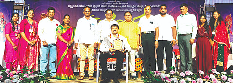  ಕೋಟ ಪಡುಕರೆ ಲಕ್ಷ್ಮೀ ಸೋಮ ಬಂಗೇರ ಸರ್ಕಾರಿ ಪ್ರಥಮ ದರ್ಜೆ ಕಾಲೇಜಿನ ವಾರ್ಷಿಕೋತ್ಸವದಲ್ಲಿ ಕರ್ಣಾಟಕ ಬ್ಯಾಂಕ್ ಪ್ರಾದೇಶಿಕ ಕಚೇರಿ ಉಡುಪಿಯ ಅಸಿಸ್ಟೆಂಟ್ ಜನರಲ್ ವ್ಯಾನೇಜರ್ ರಮೇಶ್ ವೈದ್ಯ ಅವರನ್ನು ಸನ್ಮಾನಿಸಲಾಯಿತು. ಪ್ರಮುಖರಾದ ಆನಂದ್ ಸಿ.ಕುಂದರ್, ಪ್ರೊ.ರಾಜೇಂದ್ರ ಎಸ್.ನಾಯಕ್, ಸುರೇಶ್ ಪೂಜಾರಿ ಮೊದಲಾದವರಿದ್ದರು.