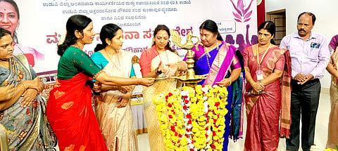 ತೆಕ್ಕಟ್ಟೆ ಶ್ರೀ ದುರ್ಗಾಪರಮೇಶ್ವರಿ ಕಲ್ಯಾಣ ಮಂಟಪದಲ್ಲಿ ಜರುಗಿದ ಮಹಿಳಾ ಸ್ಪಂದನಾ ಸವಾವೇಶ ನಿಮ್ಮ ದೂರು ನಮ್ಮ ಪರಿಹಾರ ಕಾರ್ಯಕ್ರಮವನ್ನು ಡಾ.ನಾಗಲಕ್ಷ್ಮೀ ಚೌಧರಿ ಉದ್ಘಾಟಿಸಿದರು. ಪ್ರಮುಖರಾದ ಪ್ರೇವಾ ಮಂಜುನಾಥ್, ಗೀತಾಂಜಲಿ ಸುವರ್ಣ, ಶ್ರೀಲತಾ ಸುರೇಶ ಶೆಟ್ಟಿ ಮೊದಲಾದವರಿದ್ದರು.
