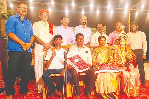 ತೆಕ್ಕಟ್ಟೆ ದೇವಾಡಿಗರ ಬೆಟ್ಟುವಿನಲ್ಲಿ ಯಶಸ್ವಿ ಕಲಾವೃಂದದ ಕಾರ್ಯಕ್ರಮದಲ್ಲಿ ಹೆರಿಯ ಮಾಸ್ಟರ್​ ಹಾಗೂ ಗುಲಾಬಿ ಅವರನ್ನು ಗೌರವಿಸಲಾಯಿತು. ಪ್ರಮುಖರಾದ ಆಂಡ್ರು ಡಿಸಿಲ್ವಾ, ಗಣಪತಿ ಟಿ.ಶ್ರೀಯಾನ್​, ಗುರು ದೇವದಾಸ್​ ರಾವ್​ ಕೂಡ್ಲಿ, ಶ್ರೀನಿವಾಸ, ಉದ್ಯಮಿ ಗೋಪಾಲ ಪೂಜಾರಿ ಇದ್ದರು.