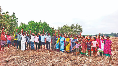 ಕೋಡಿ ಕನ್ಯಾಣದಲ್ಲಿ ಕೃಷಿಕರಿಂದ ಪ್ರತಿಭಟನೆ ನಡೆಯಿತು. ಪ್ರಮುಖರಾದ ಸುದಿನ ಕೋಡಿ, ರಾಜೇಶ್​ ಉಪಾಧ್ಯ, ಅನಂತ್​ ಹೊಳ್ಳ, ಮಹೇಶ್​ ಉಪಾಧ್ಯ ಮತ್ತಿತರರಿದ್ದರು.