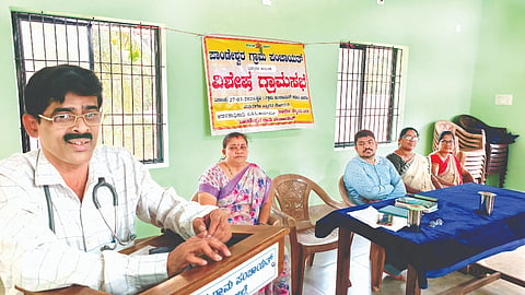 ಪಾಂಡೇಶ್ವರ ಗ್ರಾಪಂ ಸಭಾಂಗಣದಲ್ಲಿ ವಿಶೇಷ ಗ್ರಾಮಸಭೆಯಲ್ಲಿ ಸಾಸ್ತಾನ ಪ್ರಾಥಮಿಕ ಆರೋಗ್ಯ ಕೇಂದ್ರದ ಆಡಳಿತ ವೈದ್ಯಾಧಿಕಾರಿ ಡಾ.ರಾಘವೇಂದ್ರ ರಾವ್ ಮಾತನಾಡಿದರು. ಗ್ರಾಮಾಡಳಿತಾಧಿಕಾರಿ ಐರಿನ್ ಶಾಂತಿ ಫೇರೆರಾ, ಪಿಡಿಒ ವಂದನಾ ಉಪಸ್ಥಿತರಿದ್ದರು.  