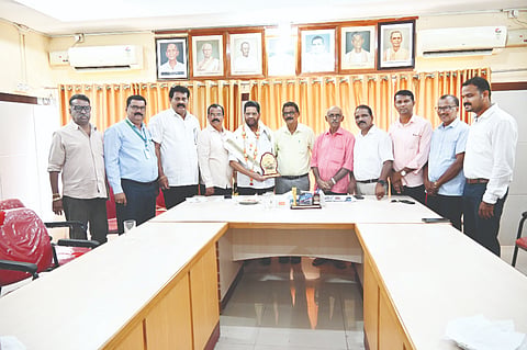 ಕೋಟ ಸಹಕಾರಿ ವ್ಯವಸಾಯಕ ಸಂಕ್ಕೆ ಡಾ.ಎಂ.ಎನ್.ರಾಜೇಂದ್ರ ಕುವಾರ್ ಭೇಟಿ ನೀಡಿದರು. ಸಂದ ಎಲ್ಲ ನಿರ್ದೇಶಕರು ಉಪಸ್ಥಿತರಿದ್ದರು.