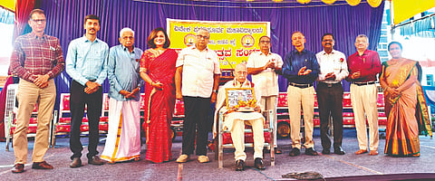 ಕೋಟ ವಿದ್ಯಾಸಂಘ, ಕೋಟ ವಿವೇಕ ವಿದ್ಯಾಸಂಸ್ಥೆಗಳ ವಾರ್ಷಿಕೋತ್ಸವದಲ್ಲಿ ವೈದ್ಯ ಡಾ.ಶ್ರೀಪತಿ ಹೊಳ್ಳ ಅವರನ್ನು ಸನ್ಮಾನಿಸಲಾಯಿತು. 