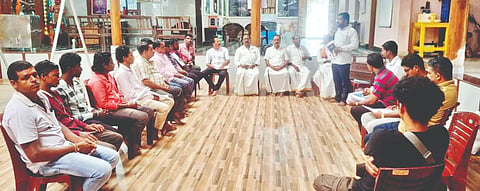 ಸಾಸ್ತಾನದ ಬ್ರಹ್ಮ ಬೈದರ್ಕಳ ಪಂಜುರ್ಲಿ ಗರಡಿಯಲ್ಲಿ ಗೋಳಿಗರಡಿ ಮೇಳದ ಕಲಾವಿದರಿಗೆ ನಡೆದ ತರಬೇತಿಯಲ್ಲಿ ಪಿ.ವಿ.ಆನಂದ ಸಾಲಿಗ್ರಾಮ ಮಾತನಾಡಿದರು.