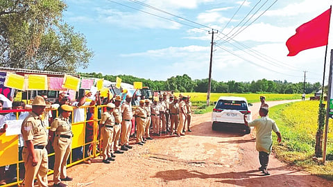  ಸಾಲಿಗ್ರಾಮದ ಪಾರಂಪಳ್ಳಿಯಲ್ಲಿ ಲೋಕಾರ್ಪಣೆಗೊಂಡ ಘನ ತ್ಯಾಜ್ಯ ಘಟಕ ವಿರೋಧಿಸಿ ಶುಕ್ರವಾರ ಅಹೋರಾತ್ರಿ ಧರಣಿ ನಡೆಯಿತು.