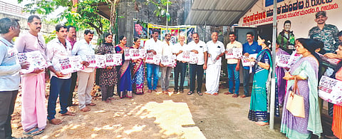  ಕೋಟದ ಪಂಚವರ್ಣ ಯುವಕ ಮಂಡಲ ಪ್ರವರ್ತಿತ ಸಂಸ್ಥೆ ಪಂಚವರ್ಣ ಮಹಿಳಾ ಮಂಡಲದ ನೇತೃತ್ವದಲ್ಲಿ ಕನ್ನಡ ರಾಜ್ಯೋತ್ಸವ ಸದ್ಭಾವನಾ 2025ರ ಆಮಂತ್ರಣ ಪತ್ರಿಕೆಯನ್ನು ಕುಂದಾಪುರ ವಿಧಾನಸಭಾ ಶಾಸಕ ಕಿರಣ್ ಕುಮಾರ್ ಕೊಡ್ಗಿ ಬಿಡುಗಡೆಗೊಳಿಸಿದರು. 