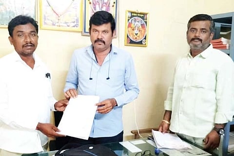   ಚಿರಿಬಿ ಗ್ರಾಮದ ಅಂಬೇಡ್ಕರ್ ಕಾಲನಿಗೆ ವಿದ್ಯುತ್ ಸಂಪರ್ಕ ಕಲ್ಪಿಸುವಂತೆ ಜೆಸ್ಕಾಂ ಜೆಇ ನಾಗರಾಜಗೆ ಮನವಿ ಸಲ್ಲಿಸಲಾಯಿತು. ವಕೀಲ ಪ್ರಕಾಶ, ಗ್ರಾಪಂ ಮಾಜಿ ಉಪಾಧ್ಯಕ್ಷ ಚಿನ್ಮಯಾನಂದಸ್ವಾಮಿ ಇದ್ದರು.
