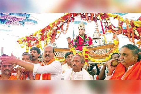 ಕೊಟ್ಟೂರಿನಲ್ಲಿ ಶ್ರೀ ಶಿವಭಕ್ತ ಮಾರ್ಕಂಡೇಶ್ವರ ಮೂರ್ತಿ ಪ್ರತಿಷ್ಠಾಪನೆ ಶತಮಾನೋತ್ಸವ ಹಿನ್ನೆಲೆಯಲ್ಲಿ ಉಜ್ಜಿನಿ ಜಗದ್ಗುರು ಶ್ರೀ ಸಿದ್ದಲಿಂಗ ರಾಜದೇಶಿಕೇಂದ್ರ ಶಿವಾಚಾರ್ಯ ಸ್ವಾಮೀಜಿ ಅವರ ಅಡ್ಡಪಲ್ಲಕ್ಕಿ ಉತ್ಸವ ಅದ್ದೂರಿಯಾಗಿ ಜರುಗಿತು. ಶಾಸಕ ಕೆ.ನೇಮಿರಾಜ್ ನಾಯ್ಕ, ಜಿಪಂ ಮಾಜಿ ಸದಸ್ಯ ಎಂ.ಎಂ.ಜೆ ಹರ್ಷವರ್ಧನ ಇತರರಿದ್ದರು.