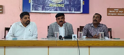 ಕೊಡಗು ಜಿಲ್ಲಾ ಕಾರ್ಯನಿರತ ಪತ್ರಕರ್ತರ ಸಂಘದ ವತಿಯಿಂದ ಅಧ್ಯಕ್ಷ ಬಾಚರಣಿಯಂಡ ಅನು ಕಾರ್ಯಪ್ಪ ಅಧ್ಯಕ್ಷತೆಯಲ್ಲಿ ಭಾನುವಾರ ನಡೆದ ಸಂವಾದ ಕಾರ್ಯಕ್ರಮದಲ್ಲಿ ಡಾ.ಲೋಕೇಶ್ ಮಾತನಾಡಿದರು. ಡಾ.ಧನಂಜಯ ಕುಮಾರ್, ಅನು ಕಾರ್ಯಪ್ಪ ಇದ್ದರು.