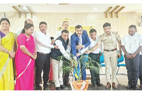 ಕುಷ್ಟಗಿ ಸರ್ಕಾರಿ ಪದವಿ ಕಾಲೇಜಿನಲ್ಲಿ ಆಯೋಜಿಸಿದ್ದ ಅಂತಾರಾಷ್ಟ್ರೀಯ ಮಹಿಳಾ ದಿನಾಚರಣೆ ಕಾರ್ಯಕ್ರಮವನ್ನು ಹಿರಿಯ ಸಿವಿಲ್ ನ್ಯಾಯಾಧೀಶ ಹಾಗೂ ತಾಲೂಕು ಕಾನೂನು ಸೇವಾ ಸಮಿತಿ ಅಧ್ಯಕ್ಷ ಮಂಜುನಾಥ ಆರ್. ಉದ್ಘಾಟಿಸಿದರು. ಕೊಪ್ಪಳ ವಿವಿ ಕುಲಪತಿ ಡಾ.ಎಸ್.ವಿ.ಡಾಣಿ, ಸಿಪಿಐ ವಿಶ್ವನಾಥ ಹಿರೇಗೌಡರ, ಶಿಶು ಅಭಿವೃದ್ಧಿ ಯೋಜನಾಧಿಕಾರಿ ಯಲ್ಲಮ್ಮ ಹಂಡಿ, ವಕೀಲರ ಸಂದ ಅಧ್ಯಕ್ಷ ಎಚ್.ಆರ್.ನಾಯಕ್ ಇತರರಿದ್ದರು.
