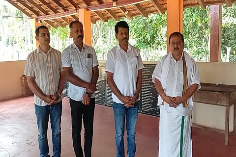 ಕೊಪ್ಪದ ಗಬ್ಬಾನೆ ಭೂತರಾಯ ದೇವಸ್ಥಾನದಲ್ಲಿ ಬಿಜೆಪಿ ಮುಖಂಡ ಅದ್ದಡ ಸತೀಶ್ ಪ್ರಾರ್ಥಿಸಿದರು. ರಾಮಸ್ವಾಮಿ, ಅನೂಪ್, ಕಿರಣ್ ಇದ್ದರು.