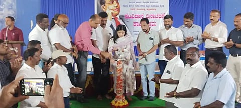 ಕೊಪ್ಪದಲ್ಲಿ ಸಂವಿಧಾನ ದಿನ ಕಾರ್ಯಕ್ರಮವನ್ನು ತಹಸೀಲ್ದಾರ್ ಲಿಖಿತಾ ಮೋಹನ್, ಎಚ್.ಡಿ.ನವೀನ್‌ಕುಮಾರ್ ಉದ್ಘಾಟಿಸಿದರು.  ಧನಂಜಯಮೂರ್ತಿ,  ಸತೀಶ್, ಗೋಪಾಲಕೃಷ್ಣ, ಅನ್ನಪೂರ್ಣ, ಬಿ.ಸಿ.ರಾಜೇಂದ್ರ ಇತರರಿದ್ದರು. 