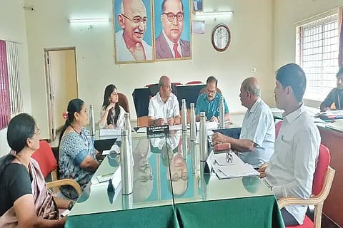 ಕೊಪ್ಪ ಪಟ್ಟಣ ಪಂಚಾಯಿತಿಯಲ್ಲಿ ಆಶ್ರಯ ಸಮಿತಿ ಸಭೆ ನಡೆಯಿತು. ಶಾಸಕ ಟಿ.ಡಿ.ರಾಜೇಗೌಡ, ಲಿಖಿತಾ ಮೋಹನ್, ಕುರಿಯಕೋಸ್ ಇದ್ದರು.