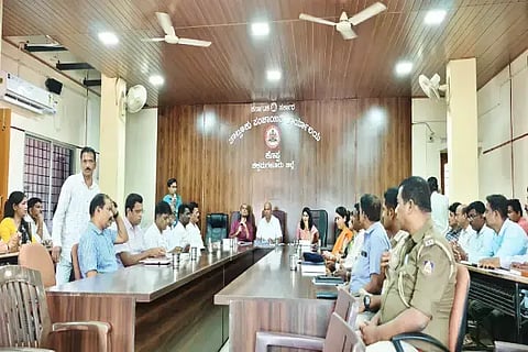 ಕೊಪ್ಪ ತಾಪಂನಲ್ಲಿ ಆಯೋಜಿಸಿದ್ದ ತಾಲೂಕು ಮಟ್ಟದ ಅಧಿಕಾರಿಗಳೊಂದಿಗೆ ಸಭೆಯಲ್ಲಿ ಶಾಸಕ ಟಿ.ಡಿ.ರಾಜೇಗೌಡ ಮಾತನಾಡಿದರು. ಲಿಖಿತಾ ಮೋಹನ್, ಎಚ್.ಡಿ.ನವೀನ್‌ಕುಮಾರ್, ಅನ್ನಪೂರ್ಣಾ ಇತರರಿದ್ದರು. 