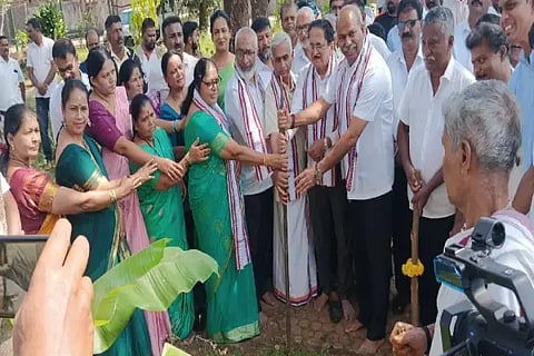 ಕೊಪ್ಪಕ್ಕೆ ಕುಡಿಯುವ ನೀರು ಸರಬರಾಜು ಕಲ್ಪಿಸುವ ಕೇಂದ್ರ ಪುರಸ್ಕೃತ ಅಮೃತ್ ಯೋಜನೆ ಕಾಮಗಾರಿಗೆ ಶಾಸಕ ಟಿ.ಡಿ.ರಾಜೇಗೌಡ ಭೂಮಿಪೂಜೆ ನೆರವೇರಿಸಿದರು. ನುಗ್ಗಿ ಮಂಜುನಾಥ್, ರವೀಂದ್ರ ಕುಕ್ಕುಡಿಗೆ, ದೇವರಾಜ್, ಸುಮಾ ಇತರರಿದ್ದರು.
